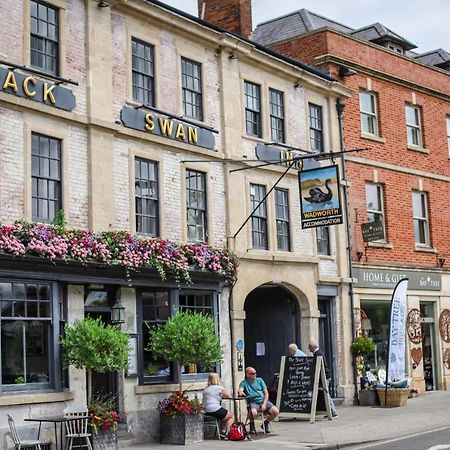 The Black Swan Inn Devizes Exteriör bild